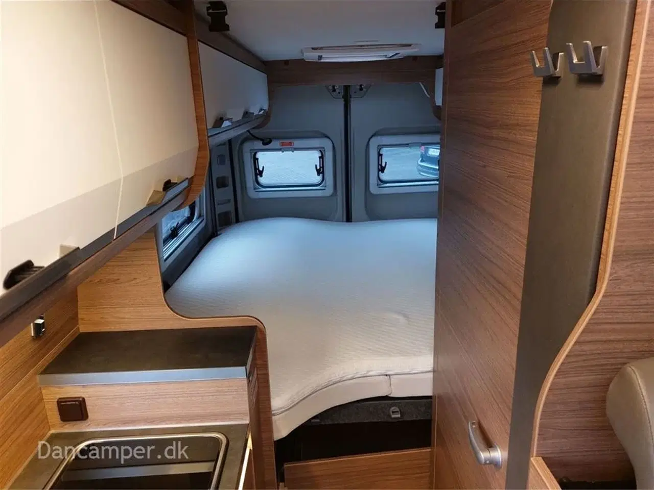 Billede 12 - 2024 - Knaus Boxlife 600 ME Platinum Selection 140 Hk 8 trins aut.gear, adoptiv fartpilot, under 6 meter, man ligger på langs i den store hæve/sænkbar seng