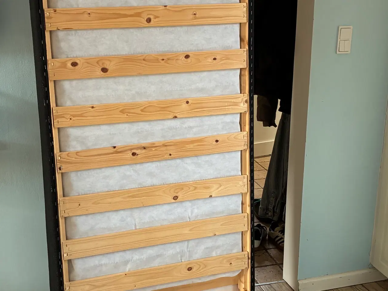 Billede 2 - Boksmadras, sort med ben og topmadras