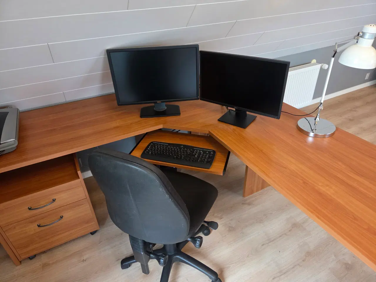 Billede 3 - Stort skrivebord. Vinkel model med skuffemodul.