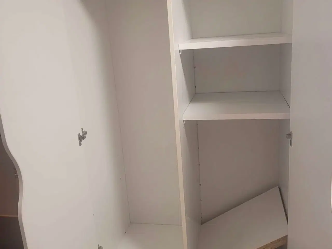 Billede 2 - Klædeskab 