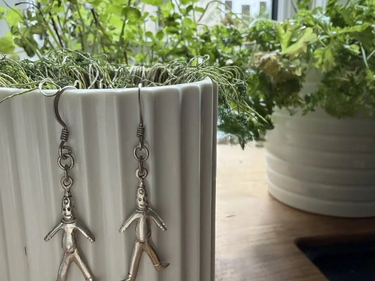 Billede 3 - Sølvøreringe med små, bevægelige mennesker