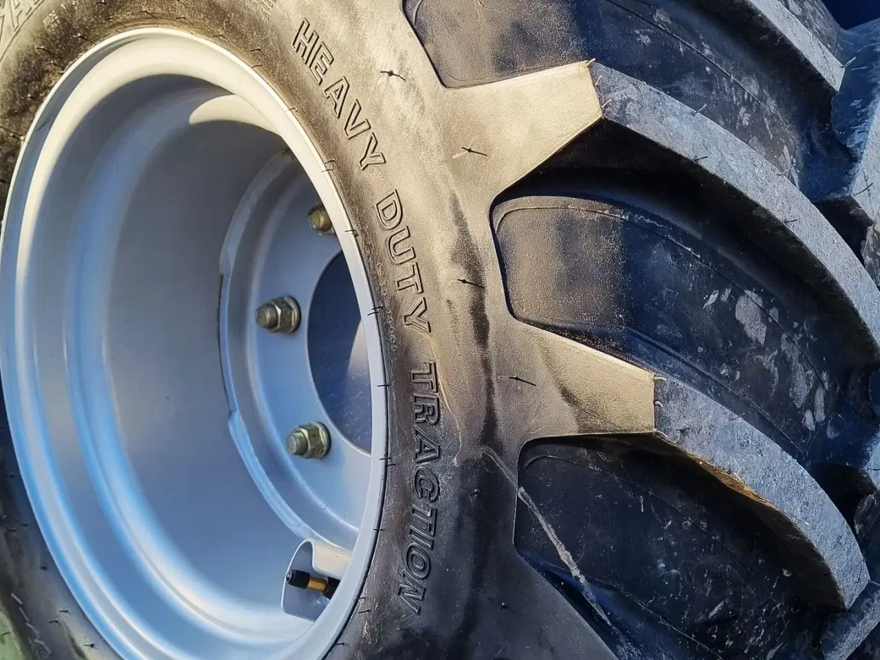 Billede 10 - Eurotrac W12S / lukket kabine / fabriksny / skovl & gafler / Kubota motor