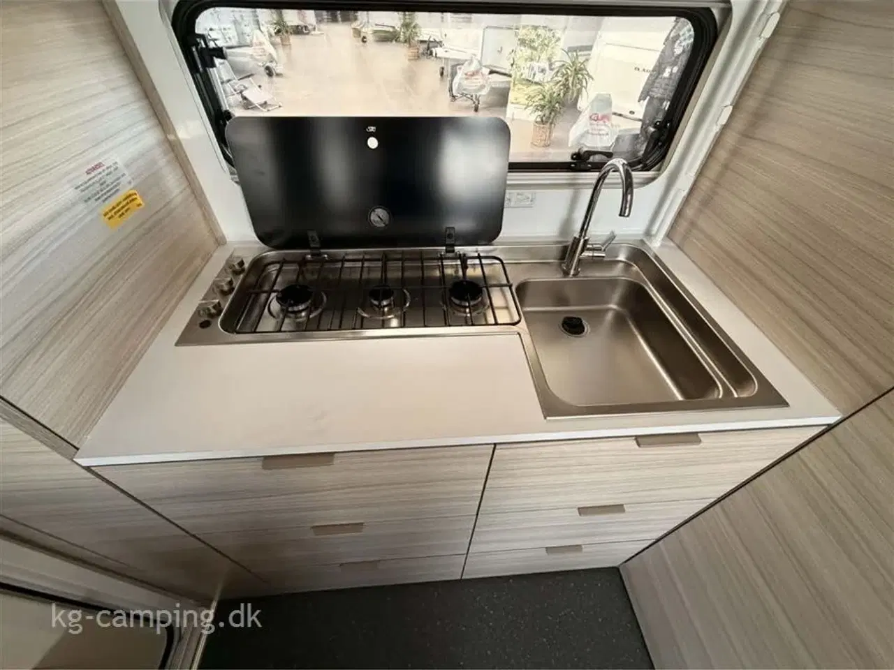 Billede 7 - 2026 - Adria Altea 362 LH   Adria Altea 362 LH - Klar til eventyr - Enkeltsenge - Stort 140L Køleskab