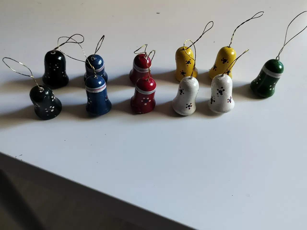 Billede 2 - Juletræs pynt i træ 11 stk juleklokker i træ ø 21 