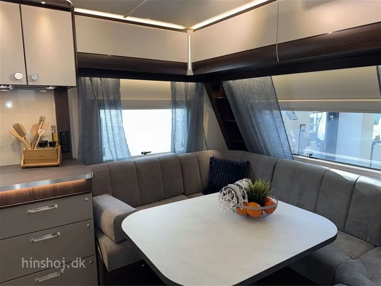Billede 18 - 2026 - Polar Blueline 560 FD   Polar Blueline med fransk dobbeltseng og rundsiddegruppe fra Hinshøj Caravan