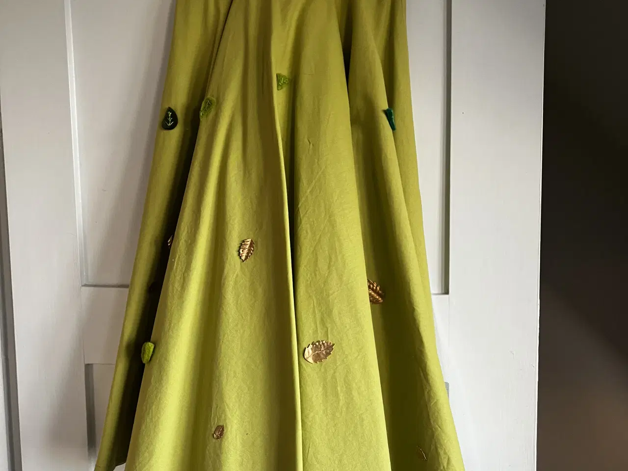 Billede 1 - Grøn nederdel med underskørt