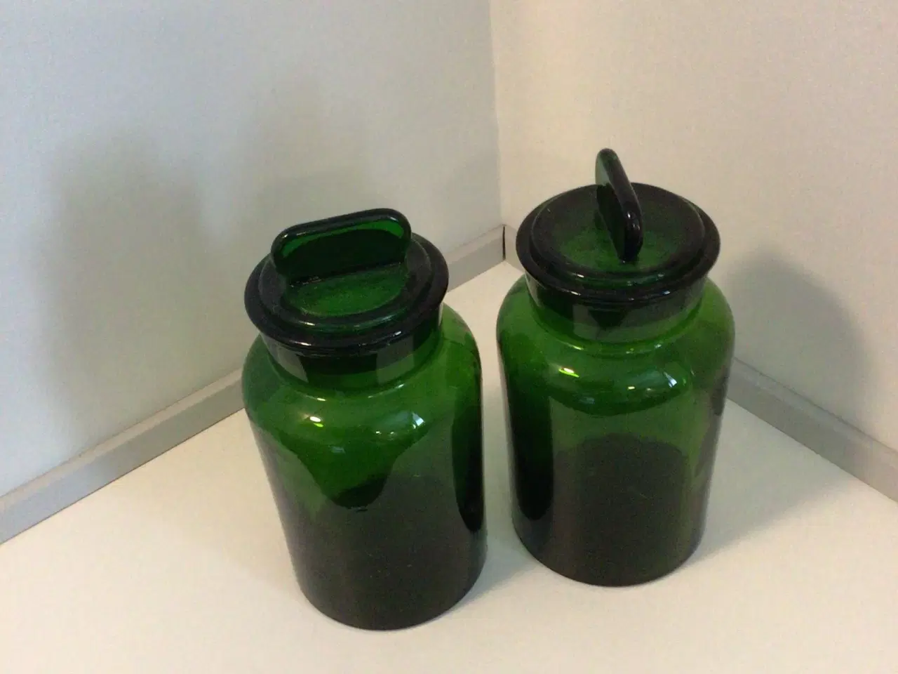 Billede 1 - 2 ældre grønne opbevaringsglas m/glaslåg          