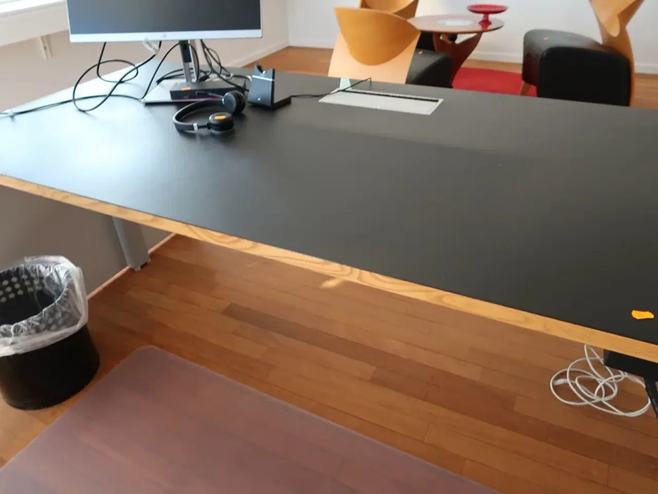 Billede 3 - El. hæve/sænke skrivebord MONTANA Djob samt kontorstol