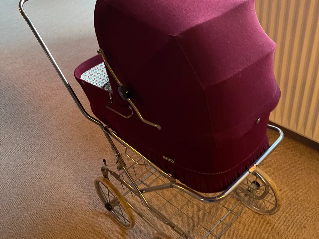 Billede 3 - Meget fin Brio dukkevogn - bordeaux velour