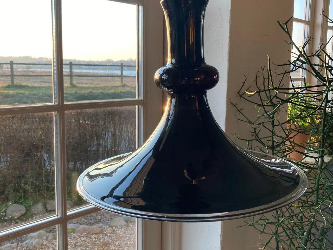 Billede 1 - Holmegård lampe i auberginefarvet glas 