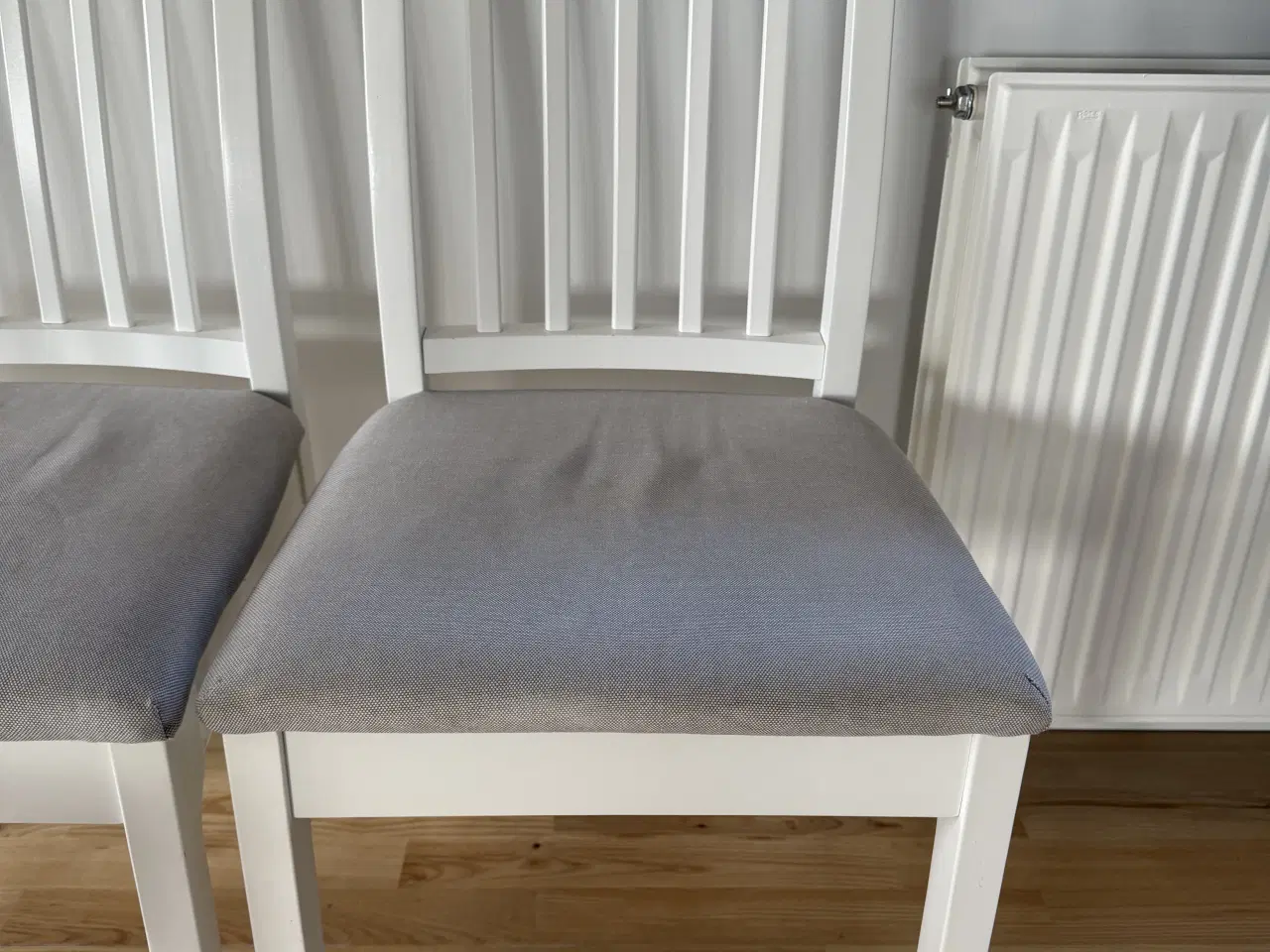 Billede 3 - Hvide spisebordsstole med grå sæder