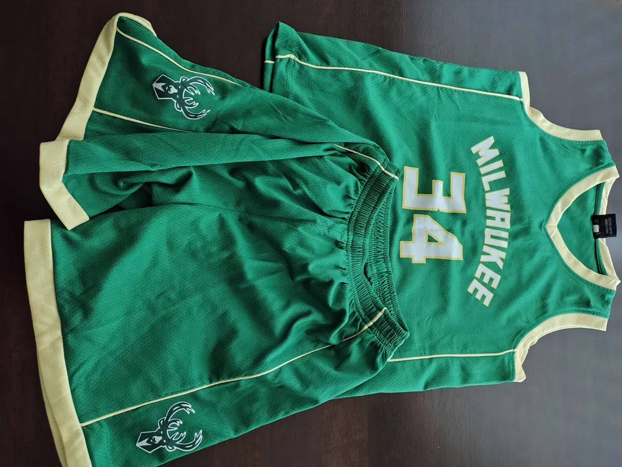 Billede 3 - Basket sæt str.140