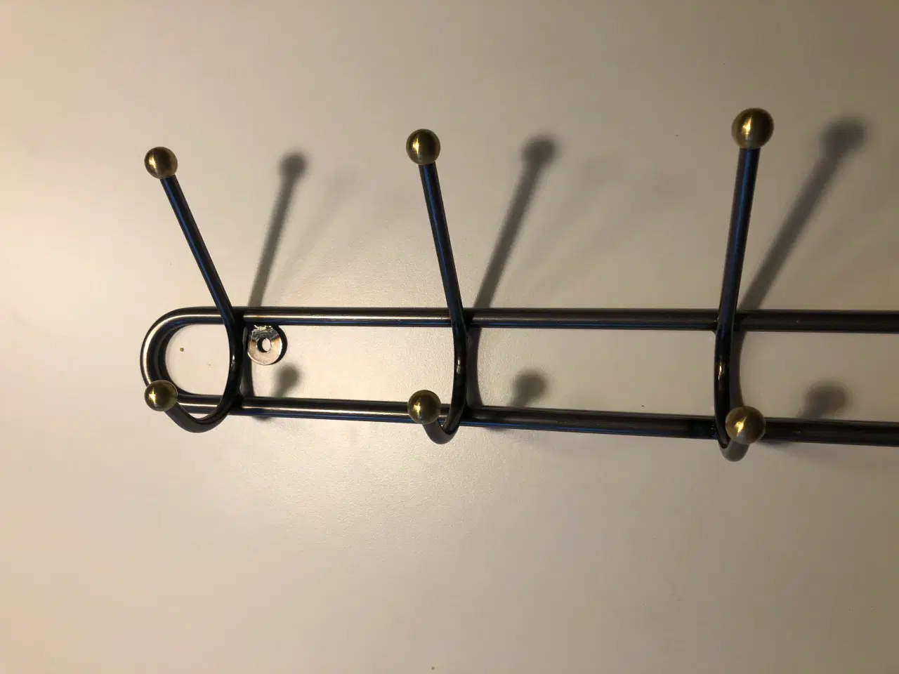 Billede 2 - Knagerække i lakeret stål med messing "knopper"