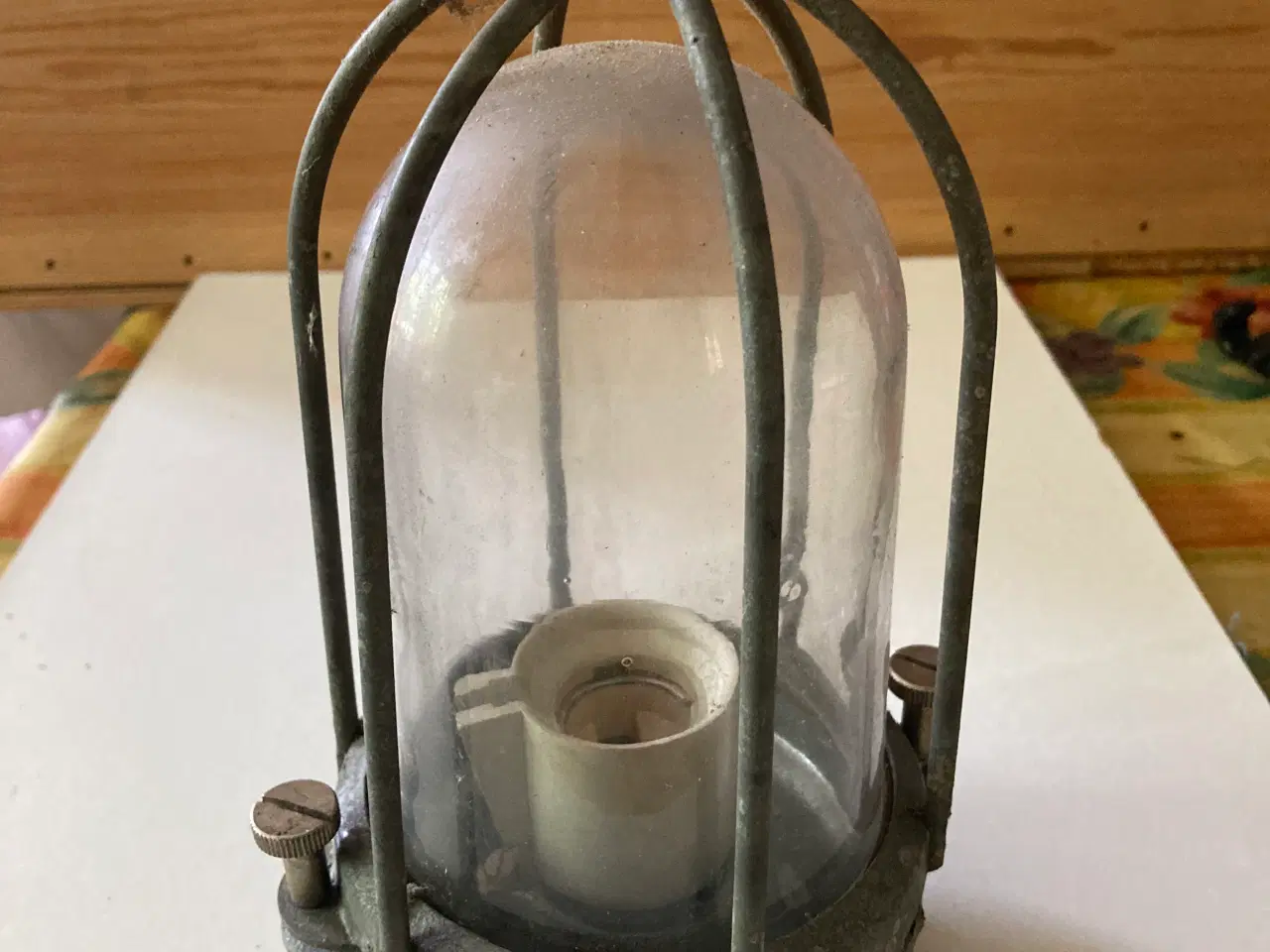 Billede 1 - Staldlampe med metal gitter