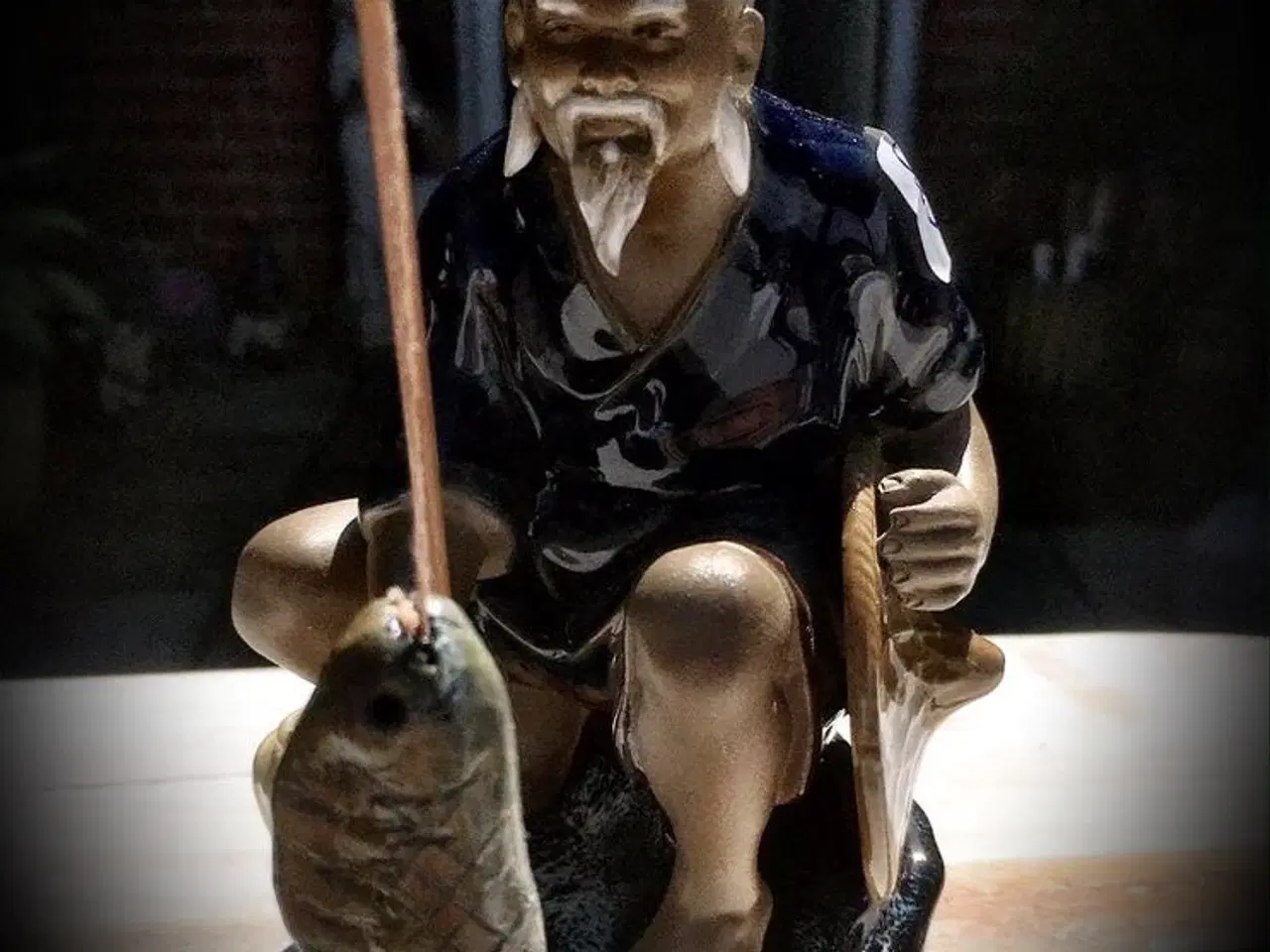 Billede 1 - * Japansk keramikfigur; Gammel fisker (15 cm)