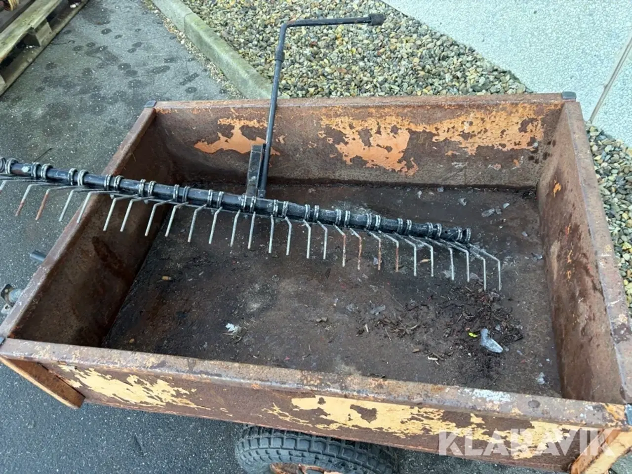 Billede 10 - Havevogn og rive