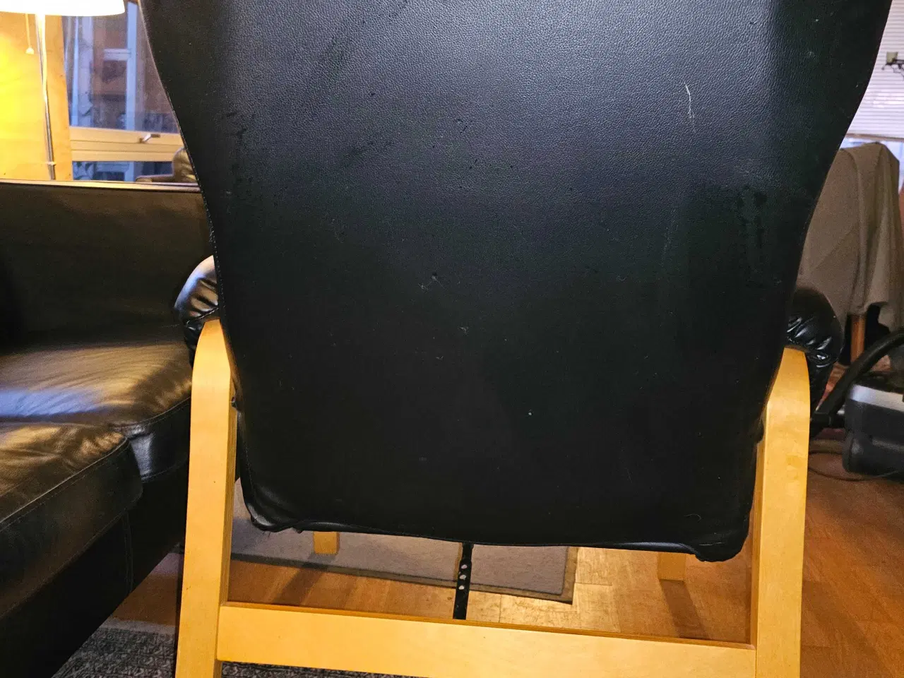 Billede 7 - 3-personers sofa + lænestol i sort kunstlæder