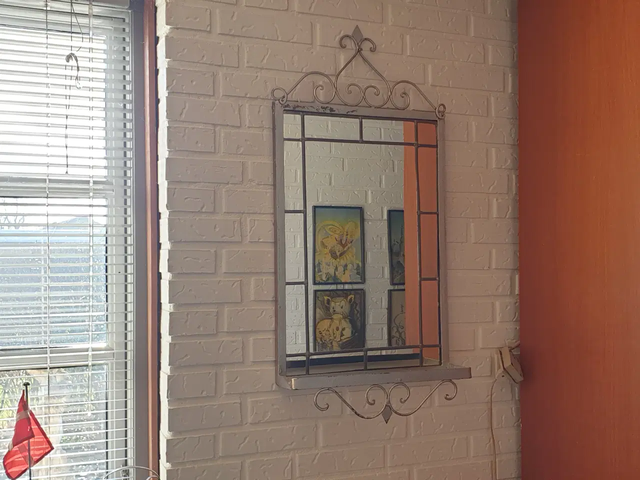 Billede 1 - GRATIS spejl sølvfarvet i jernramme m hylde