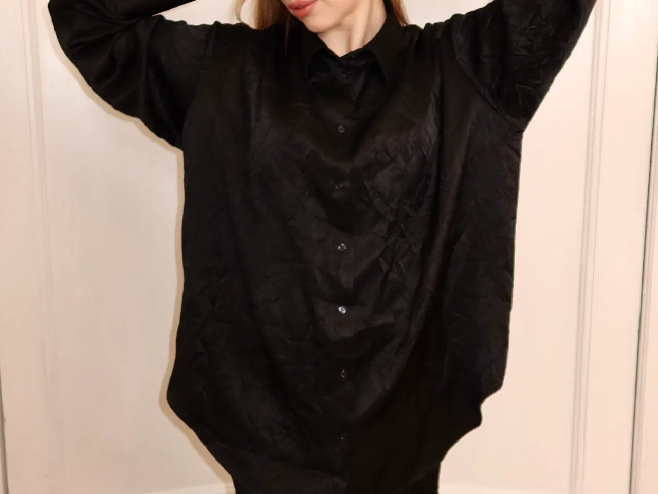 Billede 4 - Elegant sort satin sæt – skjorte og bukser 