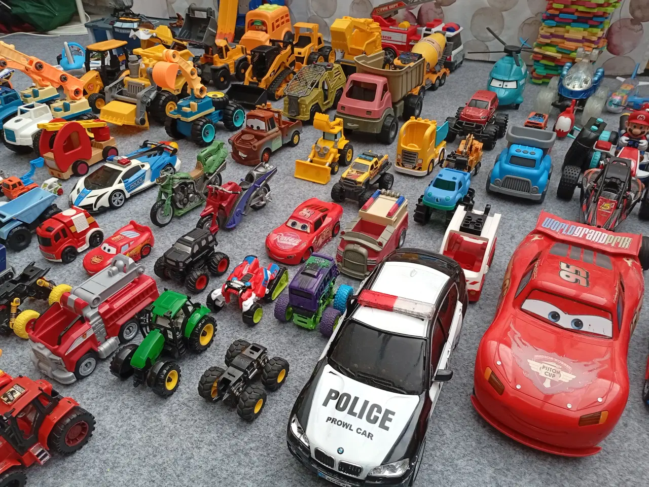 Billede 3 - Omkring 100 stk. store og små legetøjsbiler.