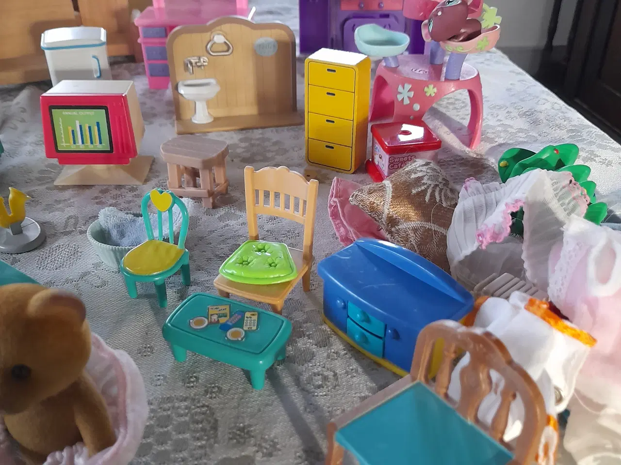 Billede 8 - Samling af Sylvanian families, mange dele.