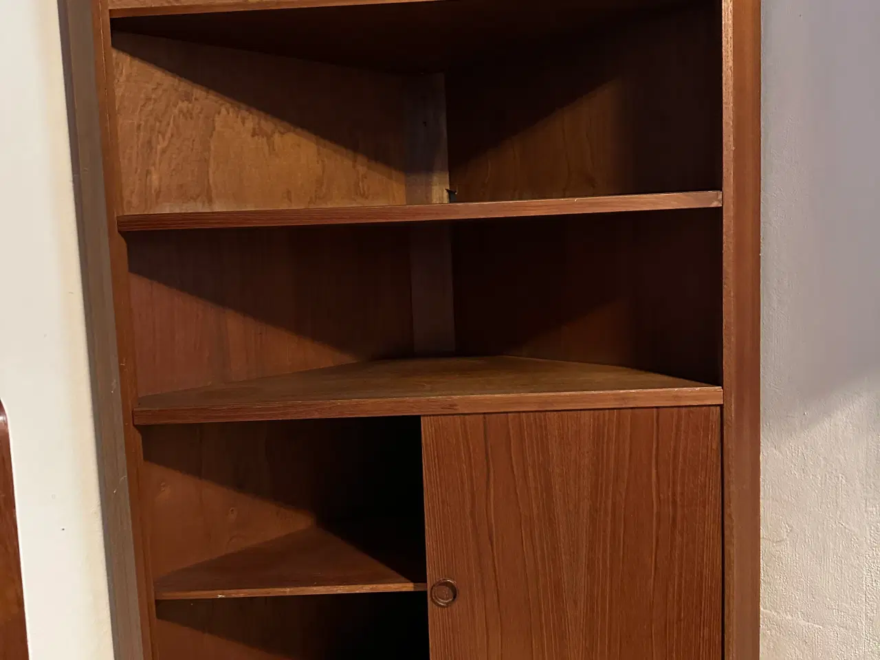 Billede 2 - Elegant teak-hjørneskab med hylder og skydelåger