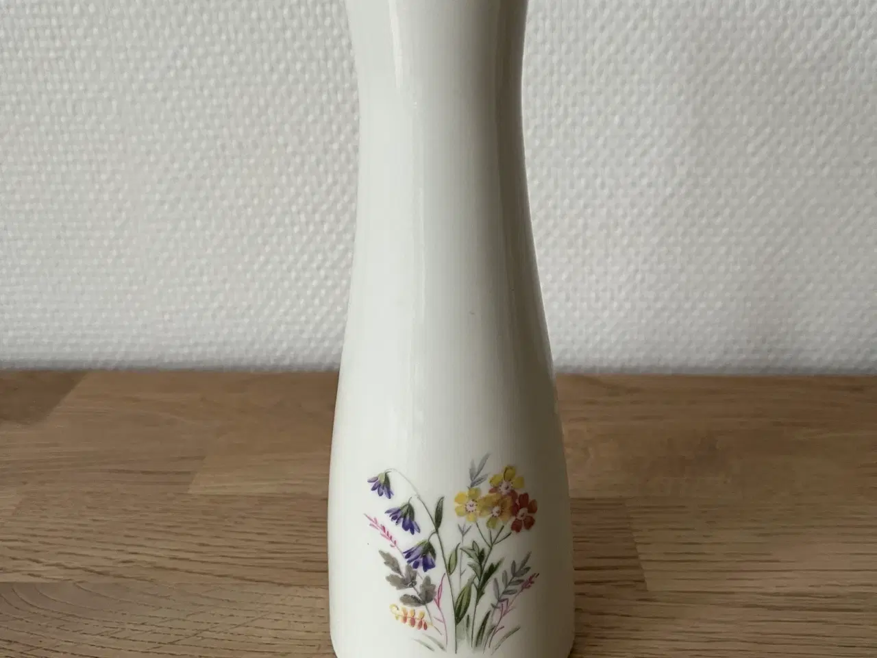 Billede 2 - Flot vase med blomster-dekoration