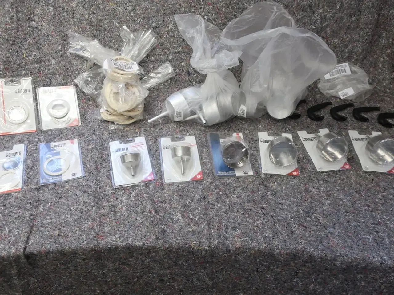 Billede 1 - Kasse med forskellige tragte, pakninger, håndtag BIALETTEI MOKA