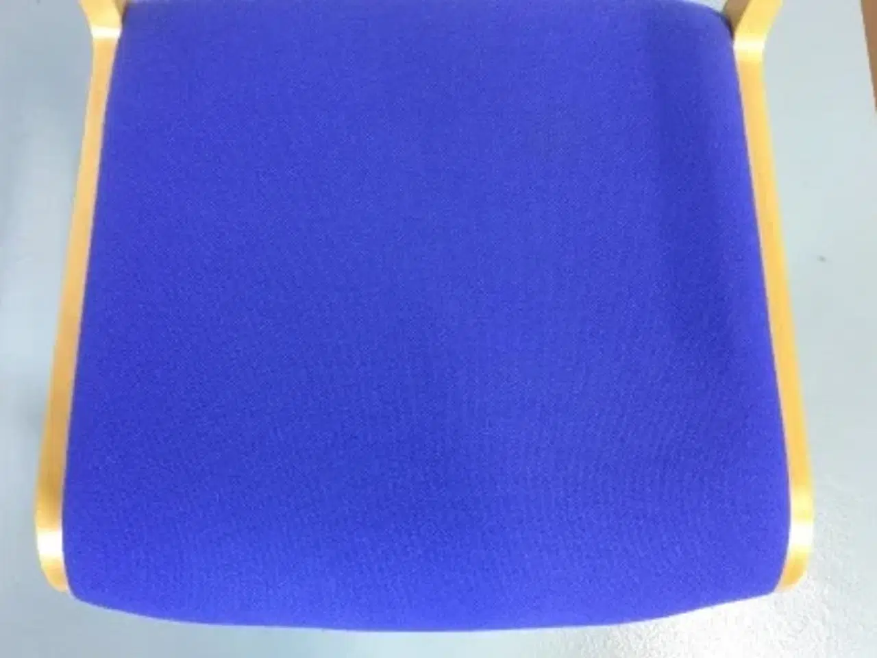 Billede 6 - Konferencestol i bøg, med armlæn, blå sæde og ryg