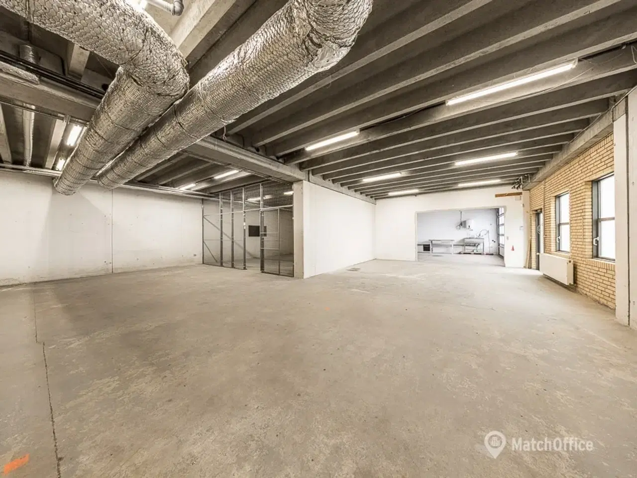 Billede 6 - Kontor med lys fra alle sider på 1. sal