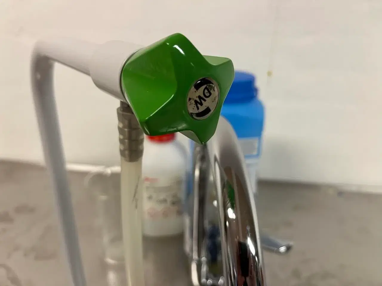 Billede 4 - Skab med vask og varmevands beholder og stålplade, samt afsætnings bord