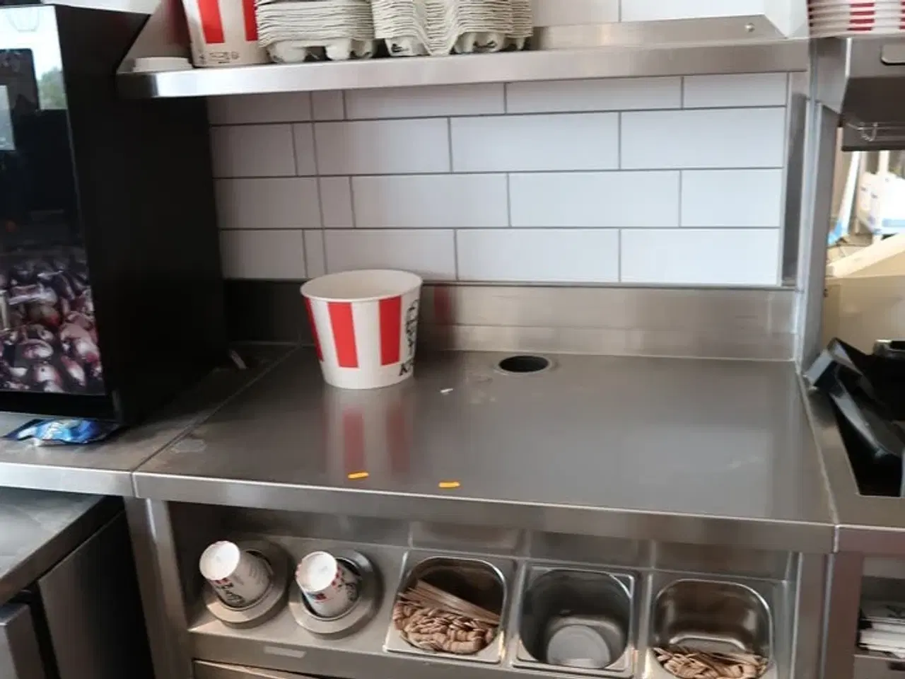 Billede 1 - Rustfri stålbord med indhold