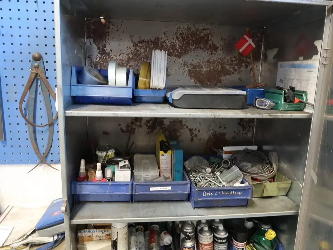 Billede 4 - Stålskab med div. Værktøj, plejemidler m.m.