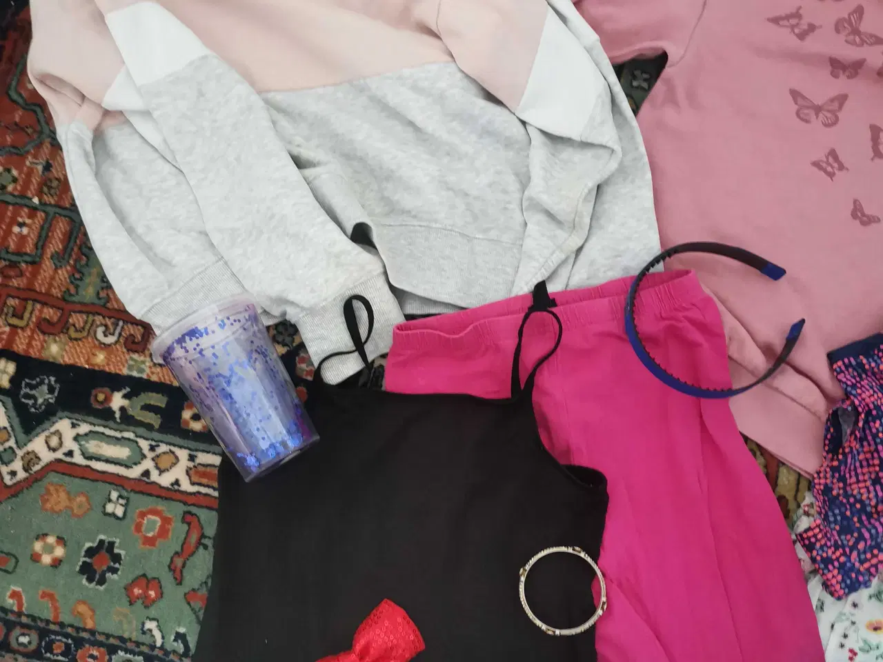 Billede 2 - Tøjpakke til piger 10 år, med tilbehør 5 kr ialt