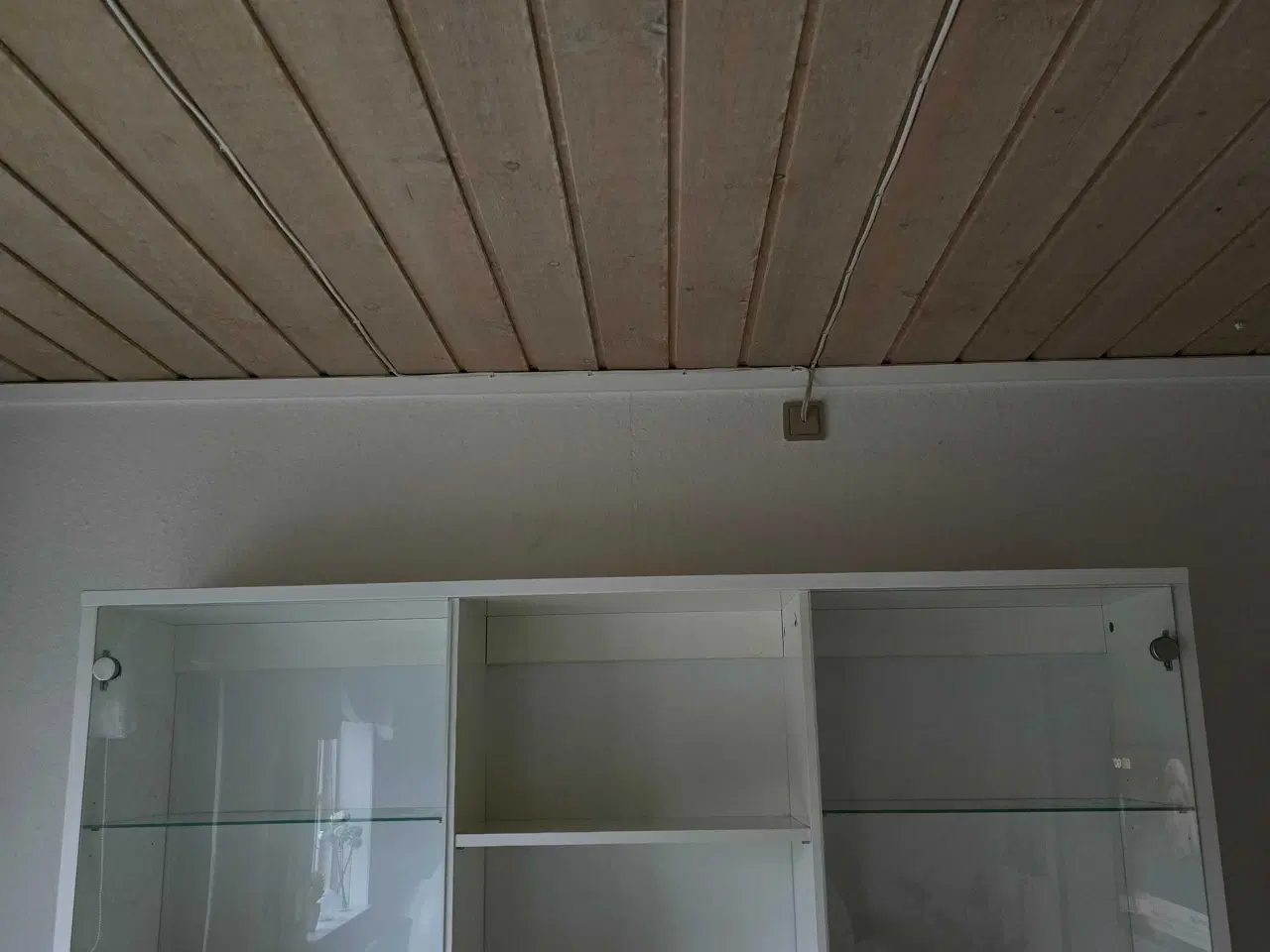 Billede 1 - Hvid vitrine med glaslåger 