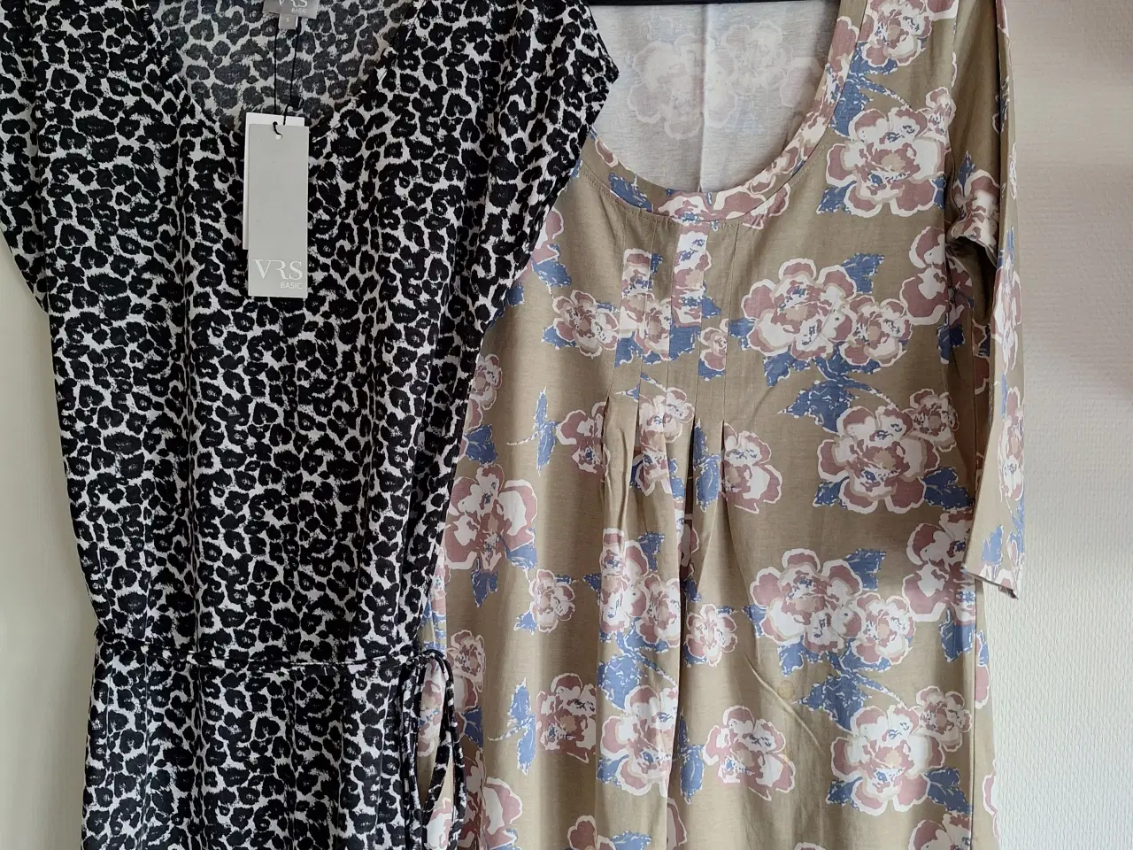 Billede 1 - Kjole/tunika, til venstre str. S og til højre str.