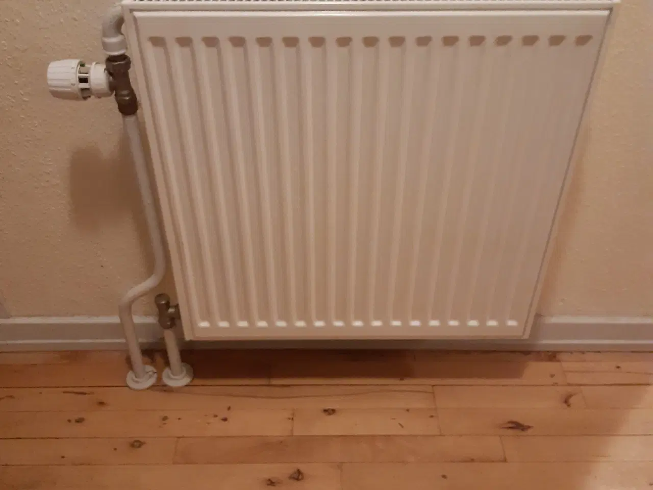 Billede 1 - Hvide panelradiatorer med termostater 