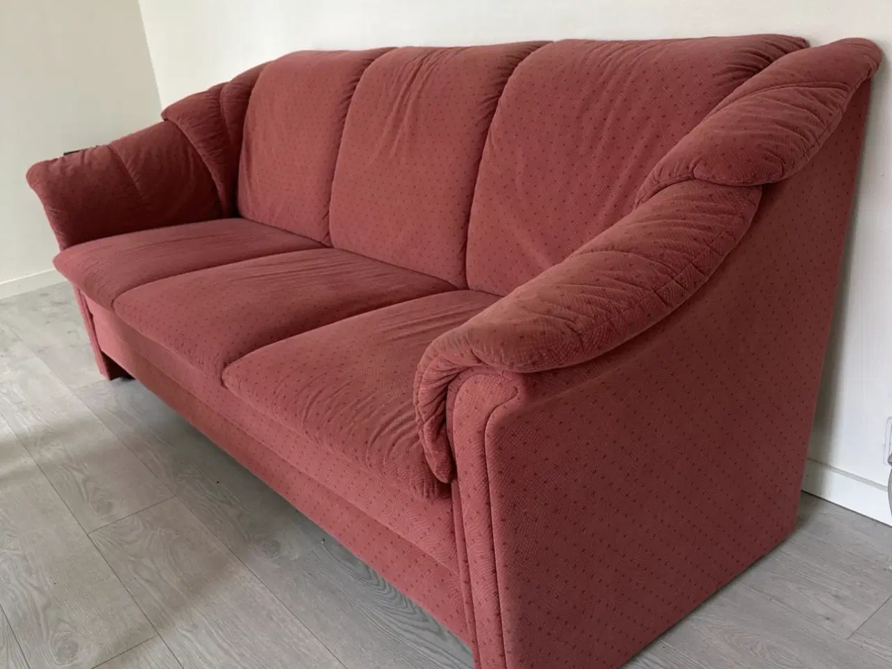 Billede 2 - Rød stof sofa