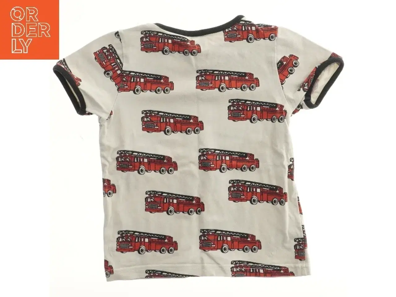 Billede 2 - T-shirt med brandbil print fra Småfolk (str. 98)