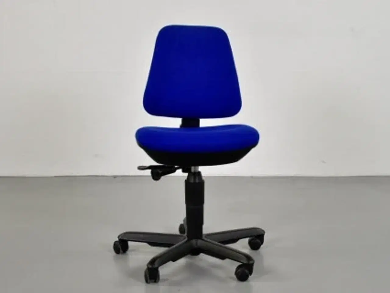 Billede 1 - Dauphin kontorstol med blå polster og sort stel.