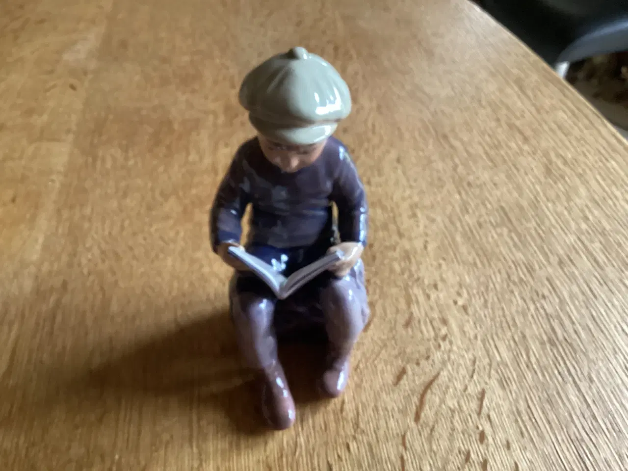 Billede 4 - DJ siddende dreng med kasket der læser i bog