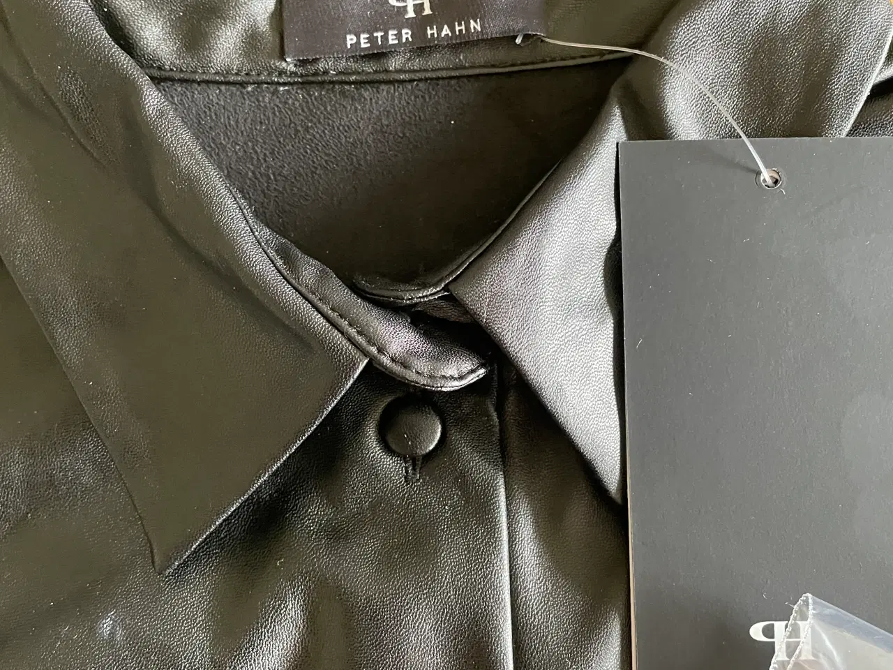 Billede 3 - Snydeskjorte i sort Polyester (LeatherLook)