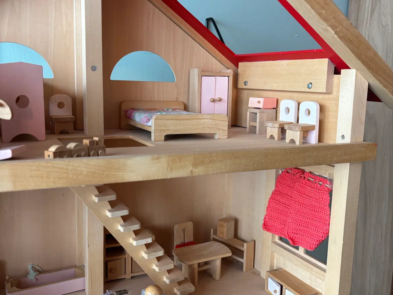 Billede 5 - Skønt stort dukkehus i træ med masser af tilbehør
