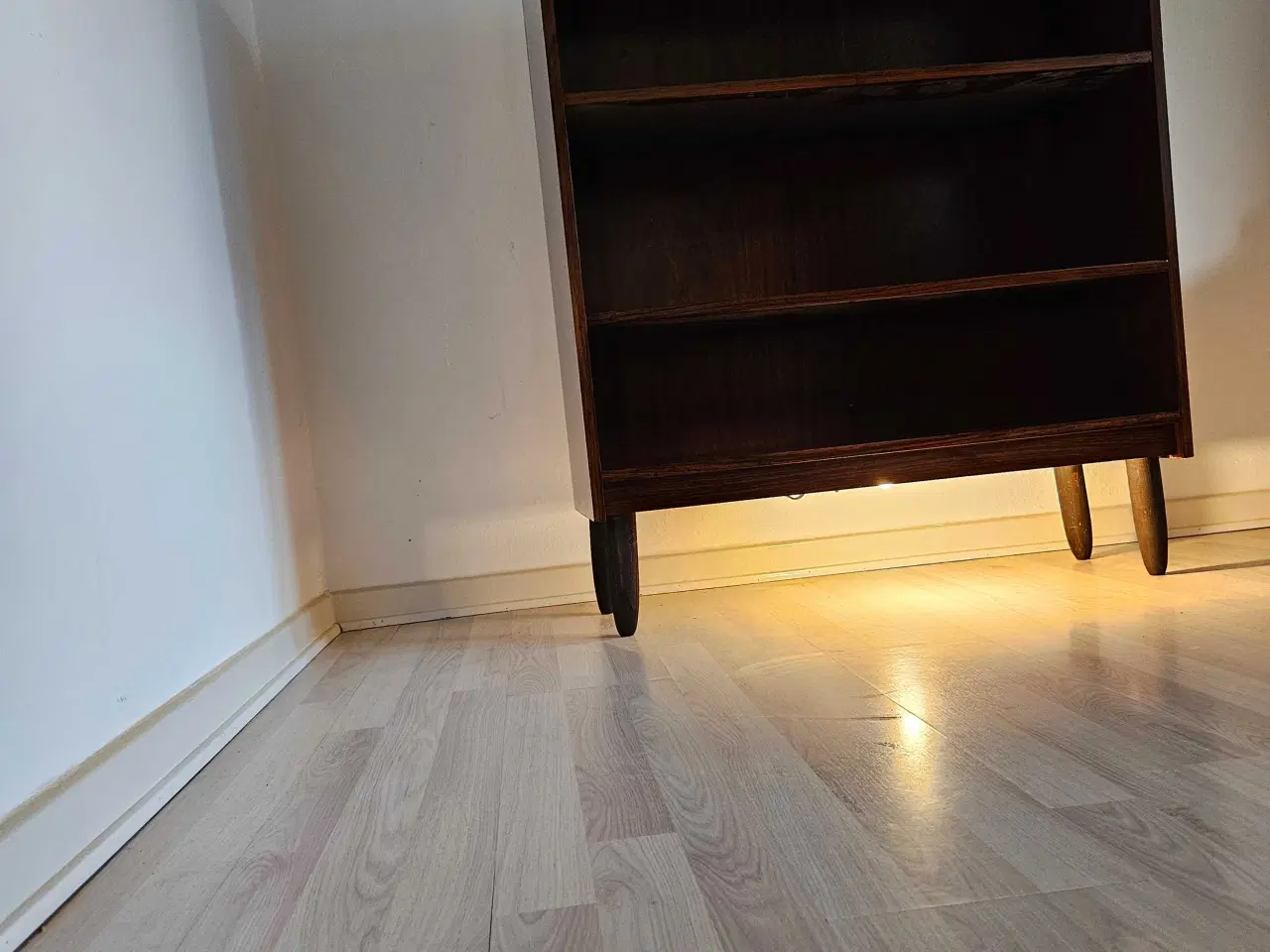 Billede 8 - Smuk og stilfuld palisander reol med lys sælges