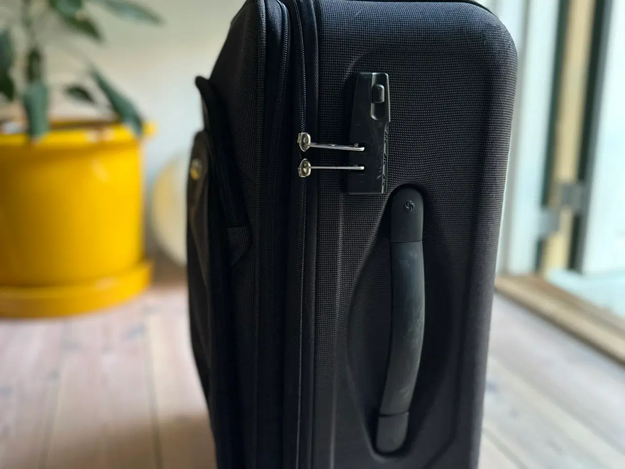 Billede 2 - Grå Samsonite kuffert i hård plast og stof