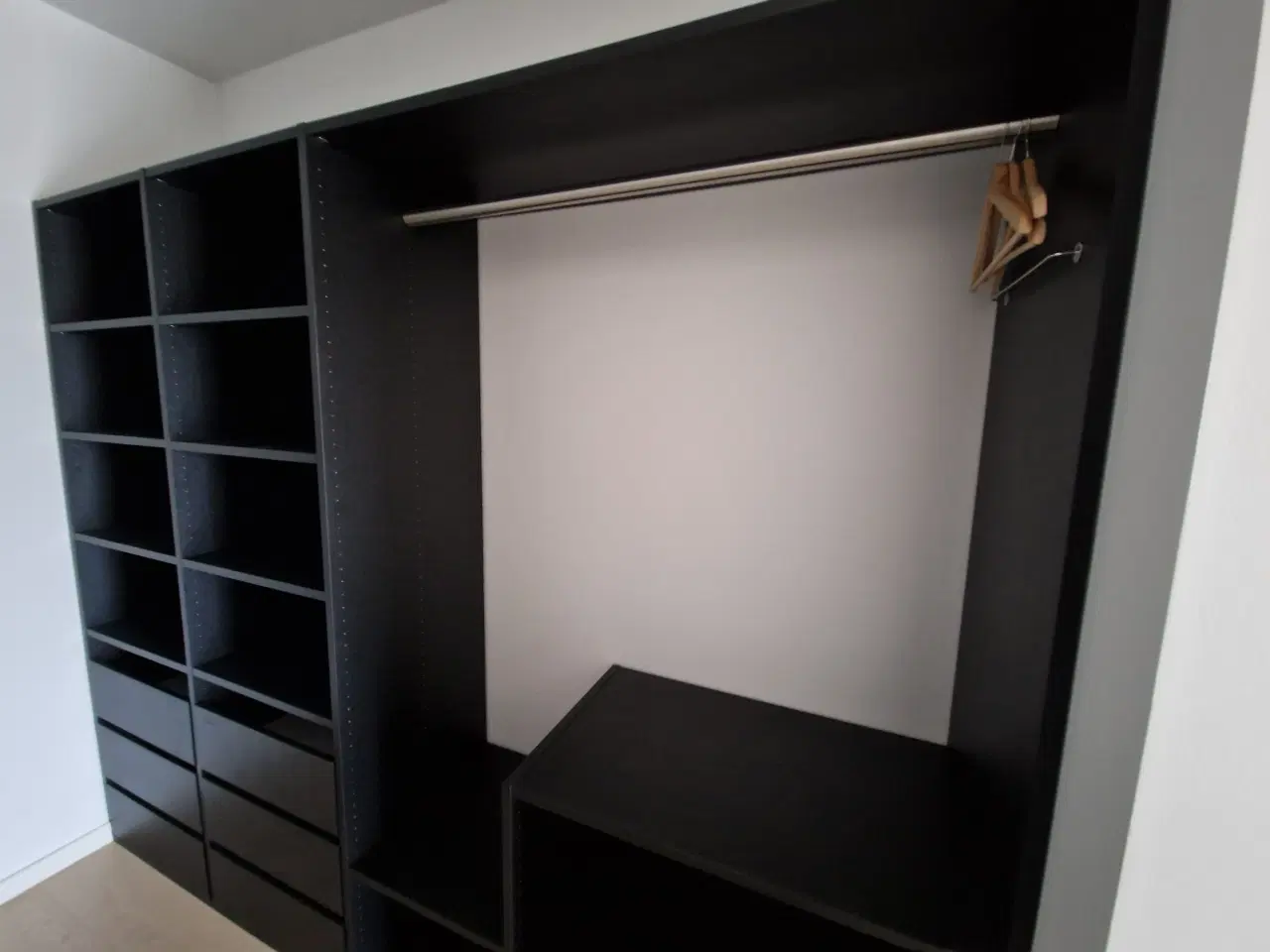 Billede 2 - Flot sort Walk-in-closet 