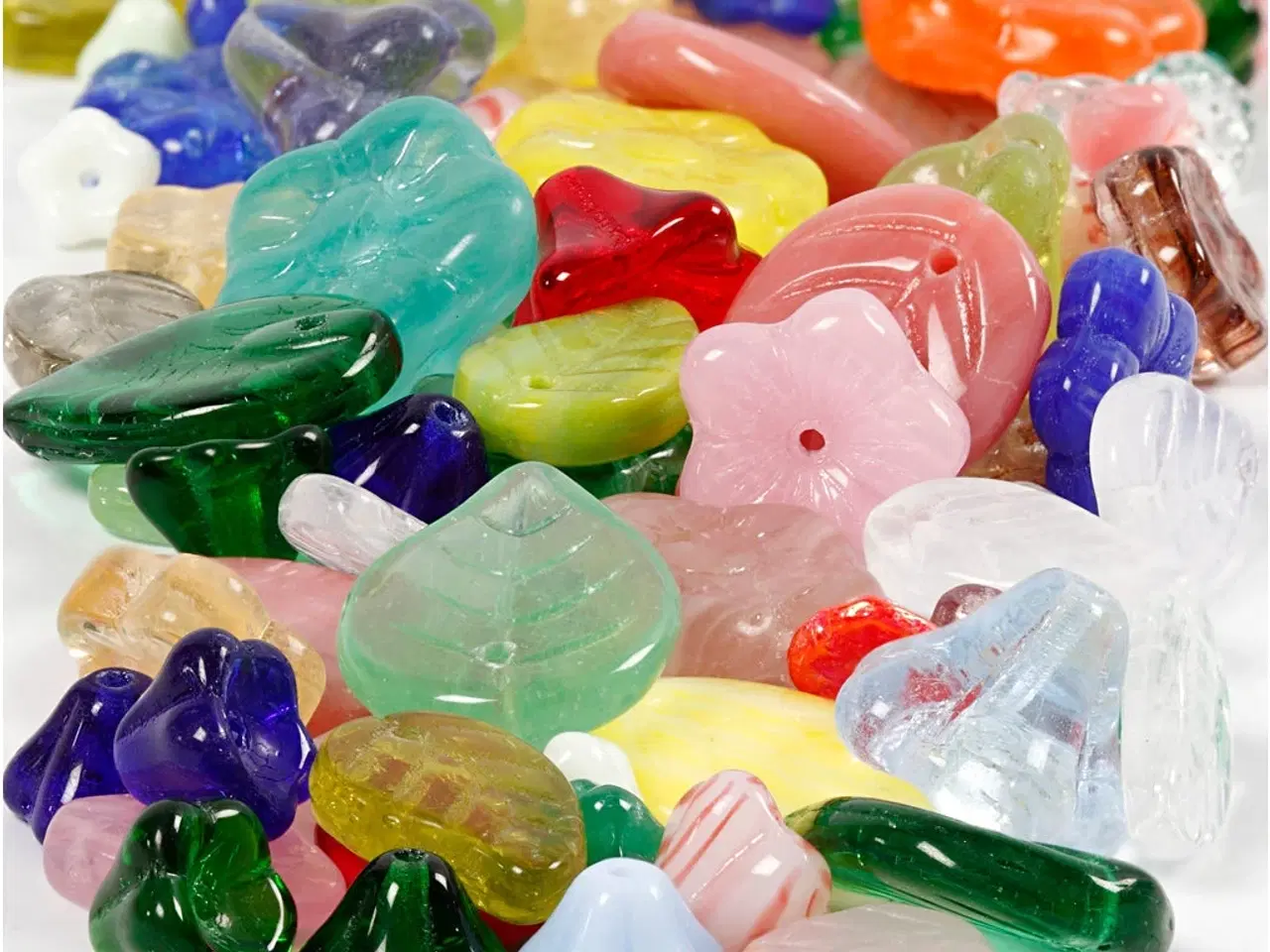 Billede 1 - Glasperler, blade, blomster, diam. 6-17 mm, hulstr. 0,5-1,5 mm, ass. farver, 60 g/ 1 pk.