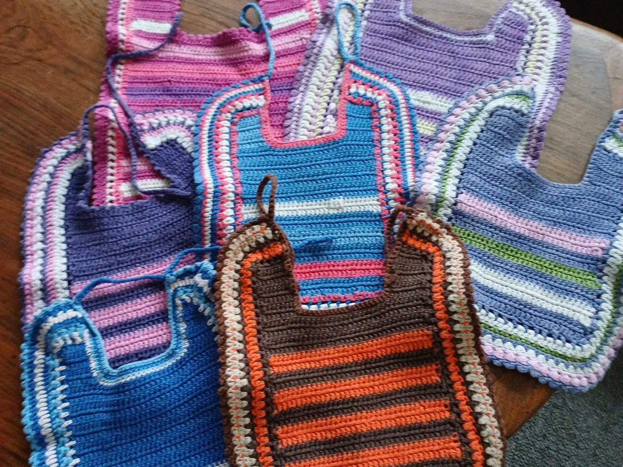 Billede 1 - Hjemme hæklet hagesmækker 