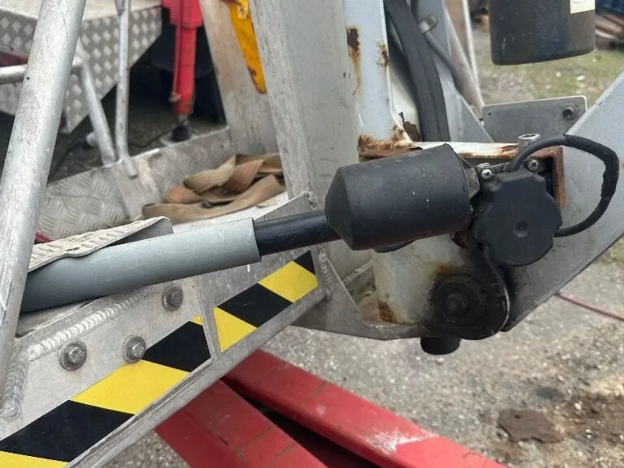 Billede 5 - Denka DL21 Med selv træk, med drejebar alu kurv, drift batteri, Liften sælges nyt Lift godkendelse