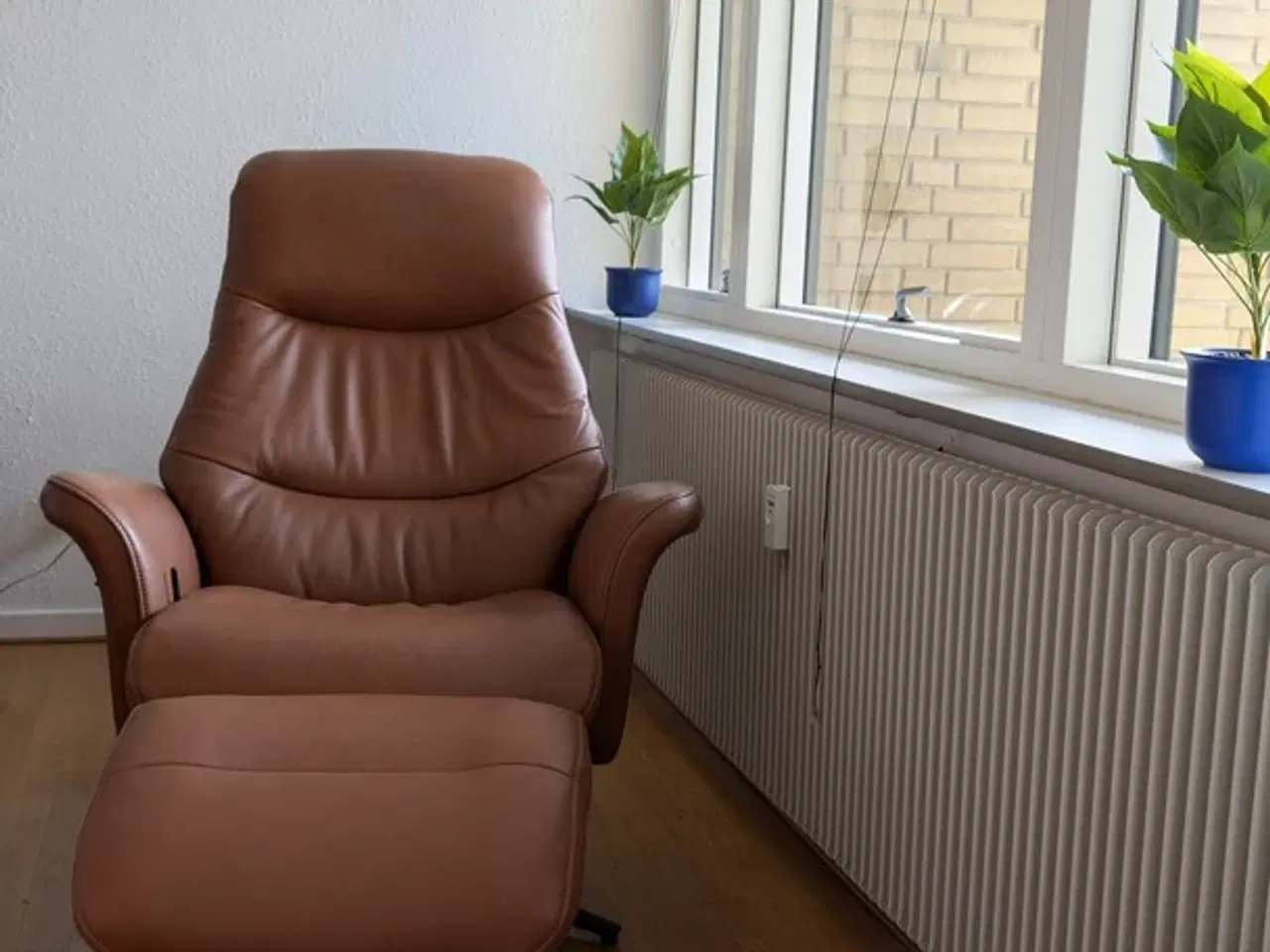 Billede 1 - Cognac farvet relax stol med fodskammel